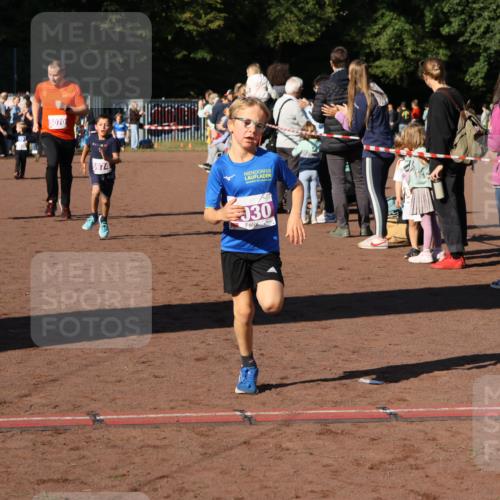 27.09.2026 - 35. Volkslauf durch das schöne Alstertal Strokosch-Dieckow http://msf.ph/oto/10587602 27.09.2026 10:45:43 Ziel 5069, 5070, 5974, 030, 5030, 5069, 5070, 5974 meine-sportfotos.de