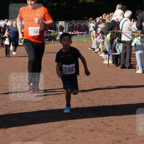 27.09.2026 - 35. Volkslauf durch das schöne Alstertal Strokosch-Dieckow http://msf.ph/oto/10587607 27.09.2026 10:45:45 Ziel 5069, 5070, 5974, 5030, 5031, 5069, 5070, 5974 meine-sportfotos.de