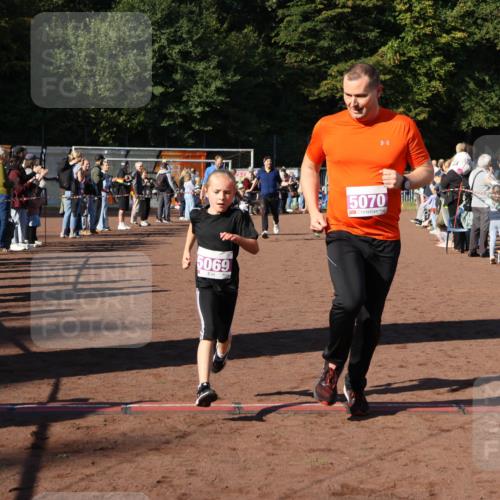 27.09.2026 - 35. Volkslauf durch das schöne Alstertal Strokosch-Dieckow http://msf.ph/oto/10587610 27.09.2026 10:45:47 Ziel 5069, 5070, 597, 5031, 5069, 5070, 5974 meine-sportfotos.de