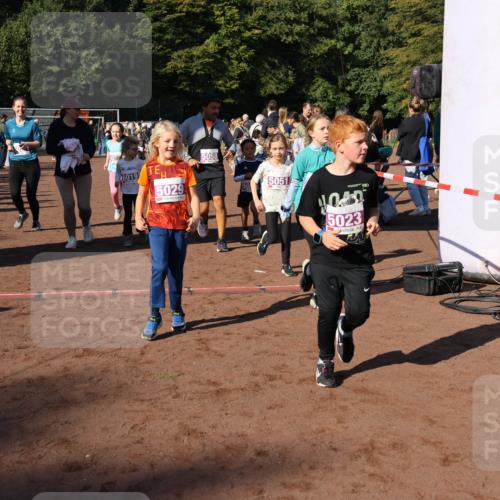27.09.2026 - 35. Volkslauf durch das schöne Alstertal Strokosch-Dieckow http://msf.ph/oto/10587657 27.09.2026 10:46:20 Ziel 4, 6019, 5029, 5058, 50, 5051, 5023, 5004, 5009, 5010, 5023, 5026, 5027, 5029, 5051, 5055, 5058, 5975, 5977, 5984 meine-sportfotos.de
