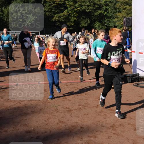 27.09.2026 - 35. Volkslauf durch das schöne Alstertal Strokosch-Dieckow http://msf.ph/oto/10587660 27.09.2026 10:46:20 Ziel 502, 5029, 5058, 5051, 597, 5023, 5004, 5009, 5010, 5023, 5026, 5027, 5029, 5051, 5055, 5058, 5975, 5977, 5984 meine-sportfotos.de