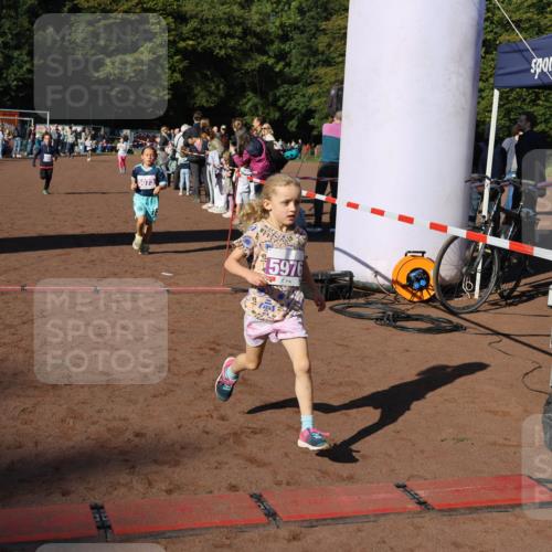 27.09.2026 - 35. Volkslauf durch das schöne Alstertal Strokosch-Dieckow http://msf.ph/oto/10587676 27.09.2026 10:46:33 Ziel 5073, 5976, 1, 5040, 5073, 5976, 5979 meine-sportfotos.de