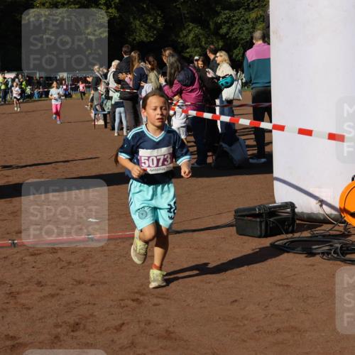 27.09.2026 - 35. Volkslauf durch das schöne Alstertal Strokosch-Dieckow http://msf.ph/oto/10587680 27.09.2026 10:46:35 Ziel 5040, 5073, 5007, 5037, 5040, 5073, 5976 meine-sportfotos.de