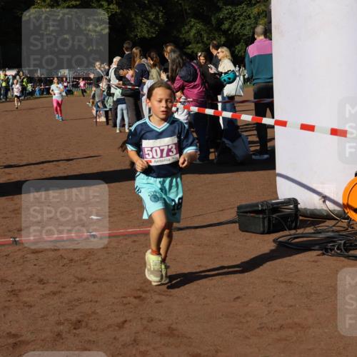 27.09.2026 - 35. Volkslauf durch das schöne Alstertal Strokosch-Dieckow http://msf.ph/oto/10587681 27.09.2026 10:46:35 Ziel 5040, 5073, 5007, 5037, 5040, 5073, 5976 meine-sportfotos.de