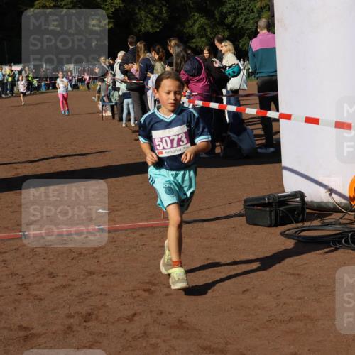 27.09.2026 - 35. Volkslauf durch das schöne Alstertal Strokosch-Dieckow http://msf.ph/oto/10587682 27.09.2026 10:46:35 Ziel 5040, 5073, 5007, 5037, 5040, 5073, 5976 meine-sportfotos.de