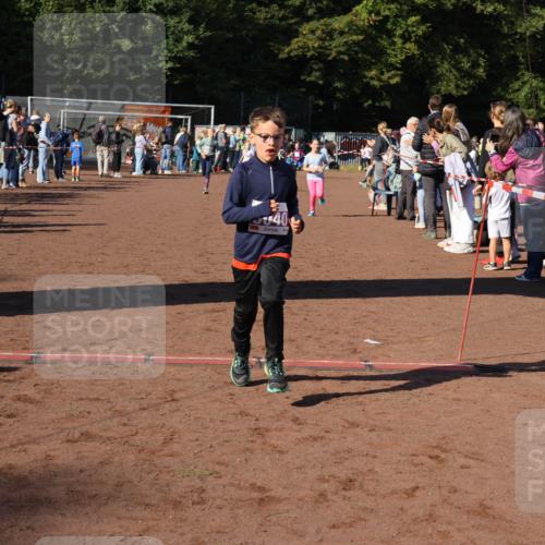 27.09.2026 - 35. Volkslauf durch das schöne Alstertal Strokosch-Dieckow http://msf.ph/oto/10587686 27.09.2026 10:46:37 Ziel 40, 5007, 5037, 5040, 5073 meine-sportfotos.de