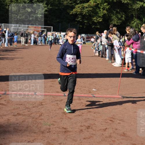 27.09.2026 - 35. Volkslauf durch das schöne Alstertal Strokosch-Dieckow http://msf.ph/oto/10587688 27.09.2026 10:46:37 Ziel 5040, 5007, 5037, 5040, 5073 meine-sportfotos.de