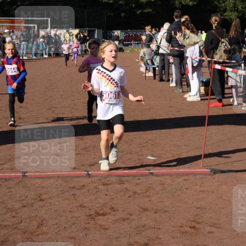 27.09.2026 - 35. Volkslauf durch das schöne Alstertal Strokosch-Dieckow http://msf.ph/oto/10587704 27.09.2026 10:46:48 Ziel 5044, 5061, 5042, 5044, 5052, 5061 meine-sportfotos.de