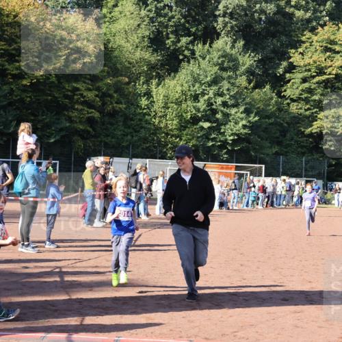 27.09.2026 - 35. Volkslauf durch das schöne Alstertal Strokosch-Dieckow http://msf.ph/oto/10587721 27.09.2026 10:47:01 Ziel 60, 2014, 5014, 5033, 5035, 5981 meine-sportfotos.de