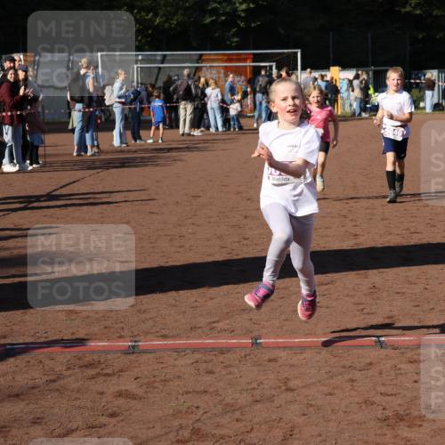 27.09.2026 - 35. Volkslauf durch das schöne Alstertal Strokosch-Dieckow http://msf.ph/oto/10587742 27.09.2026 10:47:17 Ziel 5048, 5049, 5053 meine-sportfotos.de