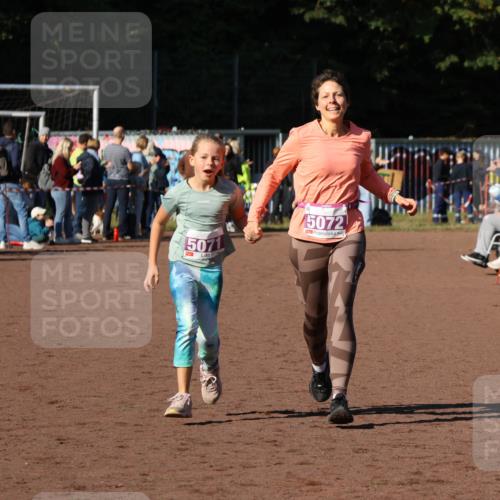 27.09.2026 - 35. Volkslauf durch das schöne Alstertal Strokosch-Dieckow http://msf.ph/oto/10587756 27.09.2026 10:47:50 Ziel 5071, 5072, 5071, 5072 meine-sportfotos.de