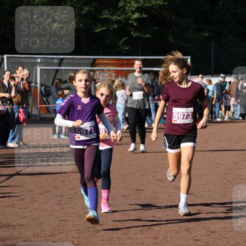 27.09.2026 - 35. Volkslauf durch das schöne Alstertal Strokosch-Dieckow http://msf.ph/oto/10587773 27.09.2026 10:48:27 Ziel 5971, 5050, 5973, 5050, 5971, 5972, 5973 meine-sportfotos.de