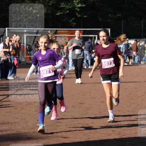 27.09.2026 - 35. Volkslauf durch das schöne Alstertal Strokosch-Dieckow http://msf.ph/oto/10587779 27.09.2026 10:48:27 Ziel 5971, 5973, 5050, 5971, 5972, 5973 meine-sportfotos.de