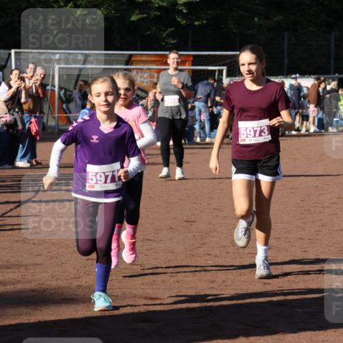 27.09.2026 - 35. Volkslauf durch das schöne Alstertal Strokosch-Dieckow http://msf.ph/oto/10587785 27.09.2026 10:48:28 Ziel 5971, 5050, 5973, 5050, 5971, 5972, 5973 meine-sportfotos.de