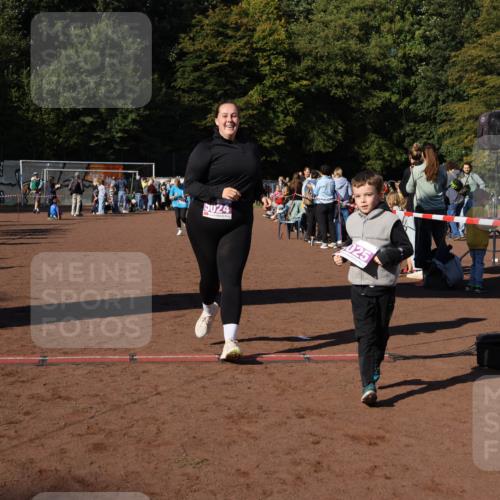 27.09.2026 - 35. Volkslauf durch das schöne Alstertal Strokosch-Dieckow http://msf.ph/oto/10587798 27.09.2026 10:48:43 Ziel 5024, 025, 5024, 5025, 5983 meine-sportfotos.de