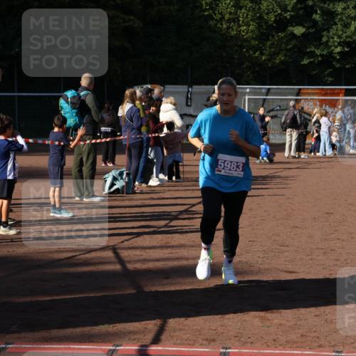 27.09.2026 - 35. Volkslauf durch das schöne Alstertal Strokosch-Dieckow http://msf.ph/oto/10587807 27.09.2026 10:48:50 Ziel 5983, 5056, 5983 meine-sportfotos.de