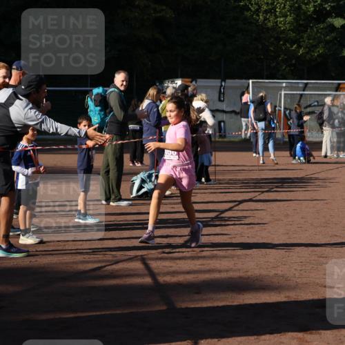 27.09.2026 - 35. Volkslauf durch das schöne Alstertal Strokosch-Dieckow http://msf.ph/oto/10587809 27.09.2026 10:48:57 Ziel 120, 224, 5056 meine-sportfotos.de