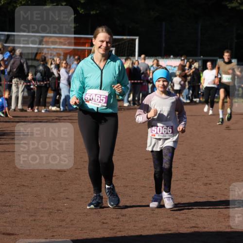 27.09.2026 - 35. Volkslauf durch das schöne Alstertal Strokosch-Dieckow http://msf.ph/oto/10587823 27.09.2026 10:49:11 Ziel 5065, 5066, 4077, 5065, 5066 meine-sportfotos.de