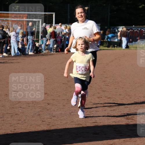 27.09.2026 - 35. Volkslauf durch das schöne Alstertal Strokosch-Dieckow http://msf.ph/oto/10587825 27.09.2026 10:49:22 Ziel 5067, 5057, 5067 meine-sportfotos.de