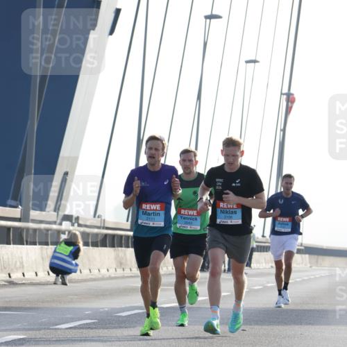 03.10.2026 - Köhlbrandbrückenlauf Strokosch-Dieckow http://msf.ph/oto/10592239 03.10.2026 09:16:48 Position 1 2026, 2106, 2111, 2043 meine-sportfotos.de