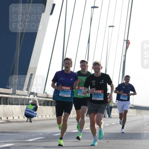 03.10.2026 - Köhlbrandbrückenlauf Strokosch-Dieckow http://msf.ph/oto/10592246 03.10.2026 09:16:48 Position 1 2026, 2111, 2106 meine-sportfotos.de
