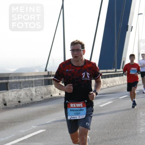 03.10.2026 - Köhlbrandbrückenlauf Strokosch-Dieckow http://msf.ph/oto/10592991 03.10.2026 09:19:31 Position 1 1097 meine-sportfotos.de