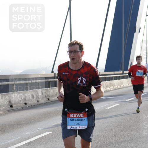 03.10.2026 - Köhlbrandbrückenlauf Strokosch-Dieckow http://msf.ph/oto/10592997 03.10.2026 09:19:31 Position 1 1097 meine-sportfotos.de