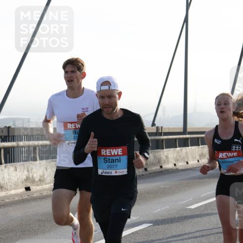 03.10.2026 - Köhlbrandbrückenlauf Strokosch-Dieckow http://msf.ph/oto/10593033 03.10.2026 09:19:38 Position 1 94, 21, 2077 meine-sportfotos.de