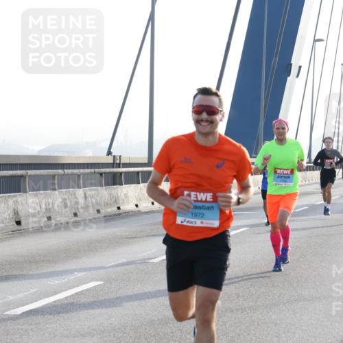03.10.2026 - Köhlbrandbrückenlauf Strokosch-Dieckow http://msf.ph/oto/10593057 03.10.2026 09:19:43 Position 1 1972, 1702 meine-sportfotos.de
