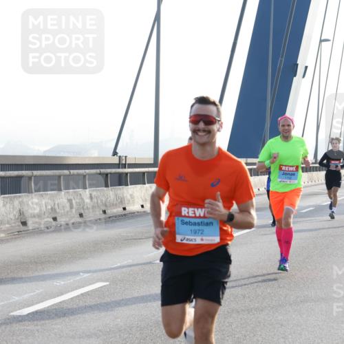 03.10.2026 - Köhlbrandbrückenlauf Strokosch-Dieckow http://msf.ph/oto/10593060 03.10.2026 09:19:43 Position 1 1972, 1702 meine-sportfotos.de