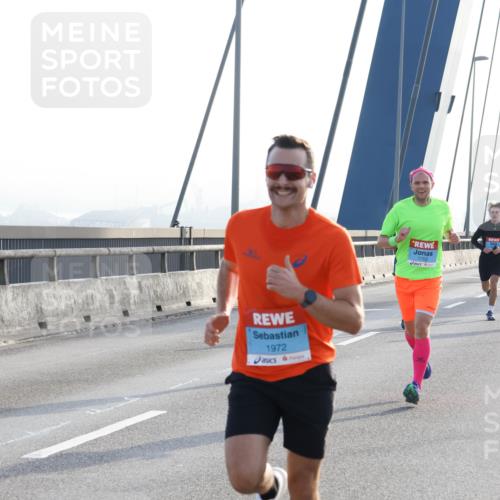 03.10.2026 - Köhlbrandbrückenlauf Strokosch-Dieckow http://msf.ph/oto/10593063 03.10.2026 09:19:43 Position 1 1972, 1702 meine-sportfotos.de