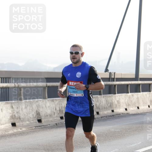 03.10.2026 - Köhlbrandbrückenlauf Strokosch-Dieckow http://msf.ph/oto/10593092 03.10.2026 09:19:48 Position 1 1823 meine-sportfotos.de