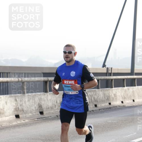 03.10.2026 - Köhlbrandbrückenlauf Strokosch-Dieckow http://msf.ph/oto/10593094 03.10.2026 09:19:48 Position 1 0, 1823 meine-sportfotos.de