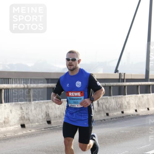 03.10.2026 - Köhlbrandbrückenlauf Strokosch-Dieckow http://msf.ph/oto/10593098 03.10.2026 09:19:48 Position 1 1823 meine-sportfotos.de