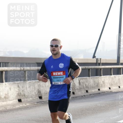 03.10.2026 - Köhlbrandbrückenlauf Strokosch-Dieckow http://msf.ph/oto/10593100 03.10.2026 09:19:48 Position 1 1823 meine-sportfotos.de