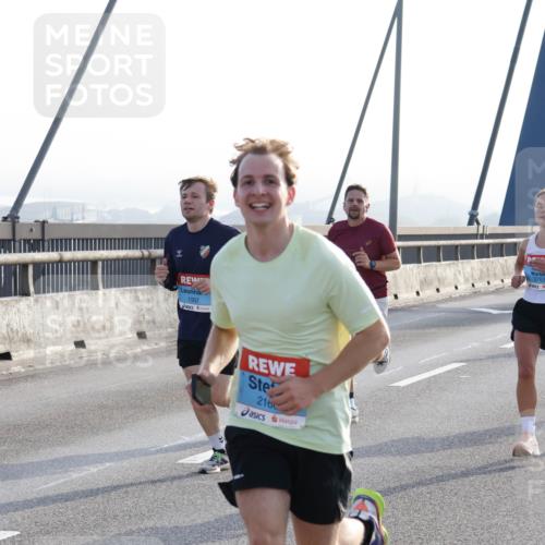 03.10.2026 - Köhlbrandbrückenlauf Strokosch-Dieckow http://msf.ph/oto/10593179 03.10.2026 09:19:58 Position 1 1007, 216, 3763 meine-sportfotos.de