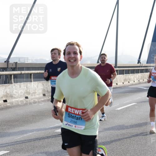 03.10.2026 - Köhlbrandbrückenlauf Strokosch-Dieckow http://msf.ph/oto/10593180 03.10.2026 09:19:58 Position 1 10, 43, 195, 376, 2166 meine-sportfotos.de