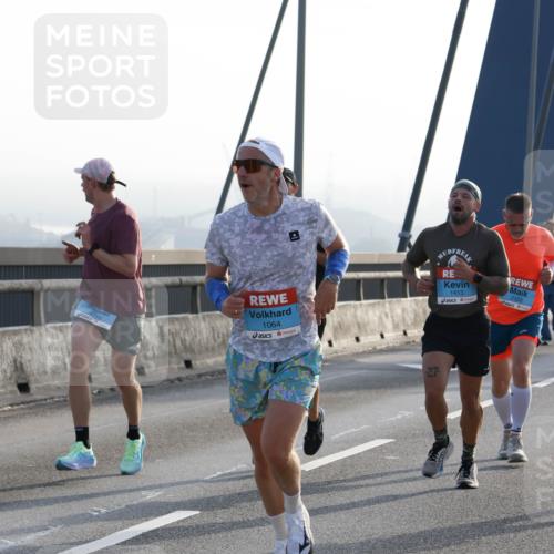 03.10.2026 - Köhlbrandbrückenlauf Strokosch-Dieckow http://msf.ph/oto/10593307 03.10.2026 09:20:14 Position 1 3710, 1064, 1413, 27 meine-sportfotos.de