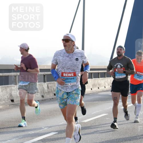 03.10.2026 - Köhlbrandbrückenlauf Strokosch-Dieckow http://msf.ph/oto/10593313 03.10.2026 09:20:14 Position 1 1064, 1413, 2355, 27 meine-sportfotos.de