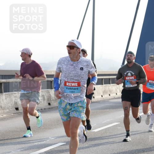 03.10.2026 - Köhlbrandbrückenlauf Strokosch-Dieckow http://msf.ph/oto/10593316 03.10.2026 09:20:14 Position 1 1064, 2355, 27 meine-sportfotos.de