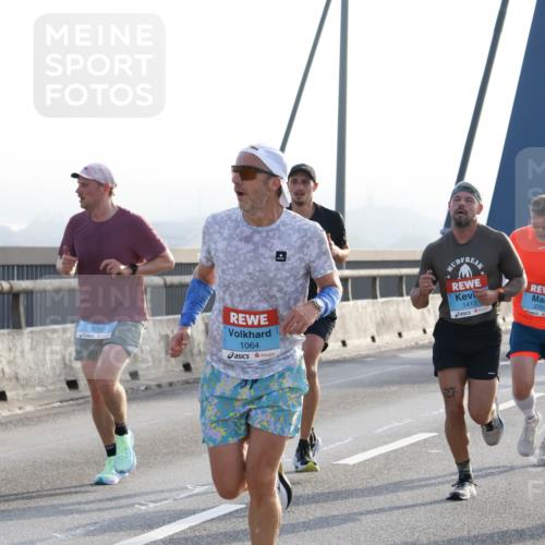 03.10.2026 - Köhlbrandbrückenlauf Strokosch-Dieckow http://msf.ph/oto/10593319 03.10.2026 09:20:14 Position 1 3710, 1064, 1413, 27, 2355 meine-sportfotos.de