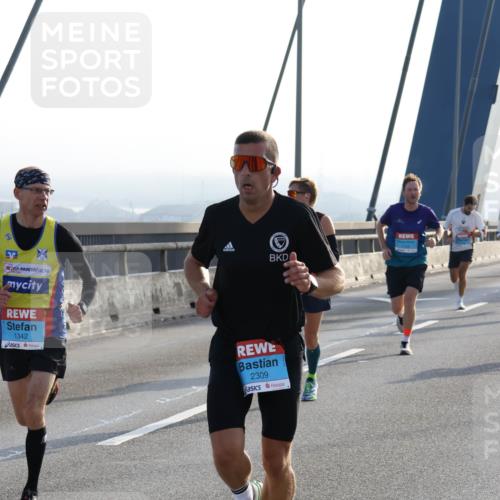 03.10.2026 - Köhlbrandbrückenlauf Strokosch-Dieckow http://msf.ph/oto/10593693 03.10.2026 09:21:04 Position 1 1342, 2309 meine-sportfotos.de