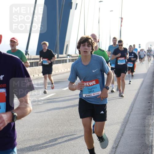 03.10.2026 - Köhlbrandbrückenlauf Strokosch-Dieckow http://msf.ph/oto/10594076 03.10.2026 09:21:55 Position 1 2015, 3844 meine-sportfotos.de