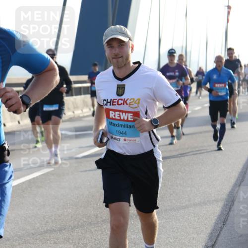 03.10.2026 - Köhlbrandbrückenlauf Strokosch-Dieckow http://msf.ph/oto/10594322 03.10.2026 09:22:24 Position 1 24, 1944 meine-sportfotos.de