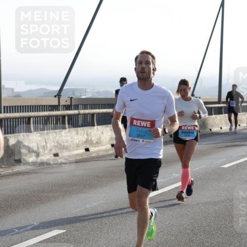 03.10.2026 - Köhlbrandbrückenlauf Strokosch-Dieckow http://msf.ph/oto/10594408 03.10.2026 09:22:35 Position 1 3837, 2239 meine-sportfotos.de