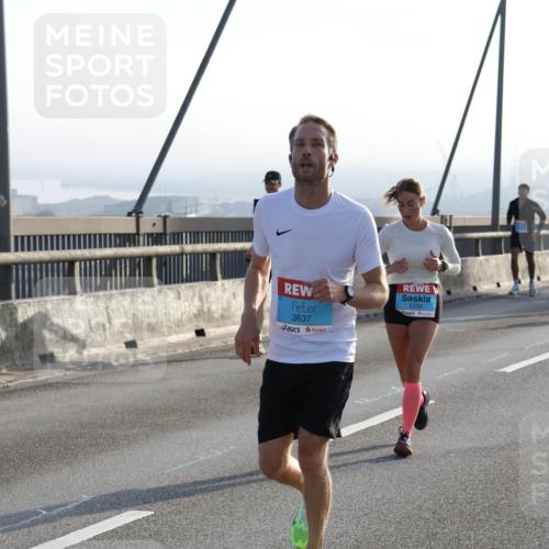 03.10.2026 - Köhlbrandbrückenlauf Strokosch-Dieckow http://msf.ph/oto/10594412 03.10.2026 09:22:35 Position 1 3837, 2239 meine-sportfotos.de