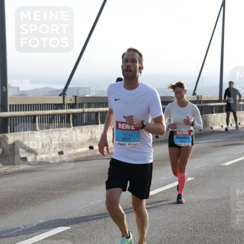 03.10.2026 - Köhlbrandbrückenlauf Strokosch-Dieckow http://msf.ph/oto/10594417 03.10.2026 09:22:35 Position 1 3837, 2239 meine-sportfotos.de