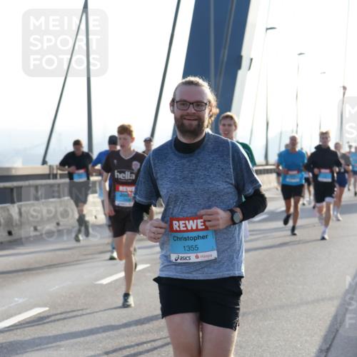 03.10.2026 - Köhlbrandbrückenlauf Strokosch-Dieckow http://msf.ph/oto/10594601 03.10.2026 09:23:05 Position 1 1355 meine-sportfotos.de
