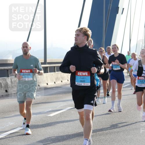 03.10.2026 - Köhlbrandbrückenlauf Strokosch-Dieckow http://msf.ph/oto/10594646 03.10.2026 09:23:10 Position 1 2222, 3843, 2388, 2300 meine-sportfotos.de