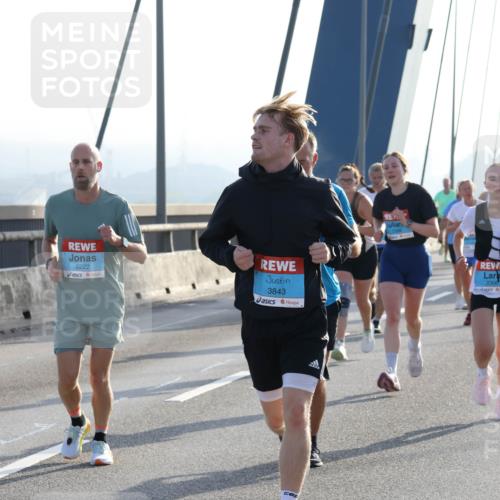 03.10.2026 - Köhlbrandbrückenlauf Strokosch-Dieckow http://msf.ph/oto/10594651 03.10.2026 09:23:11 Position 1 2222, 3843, 2300 meine-sportfotos.de